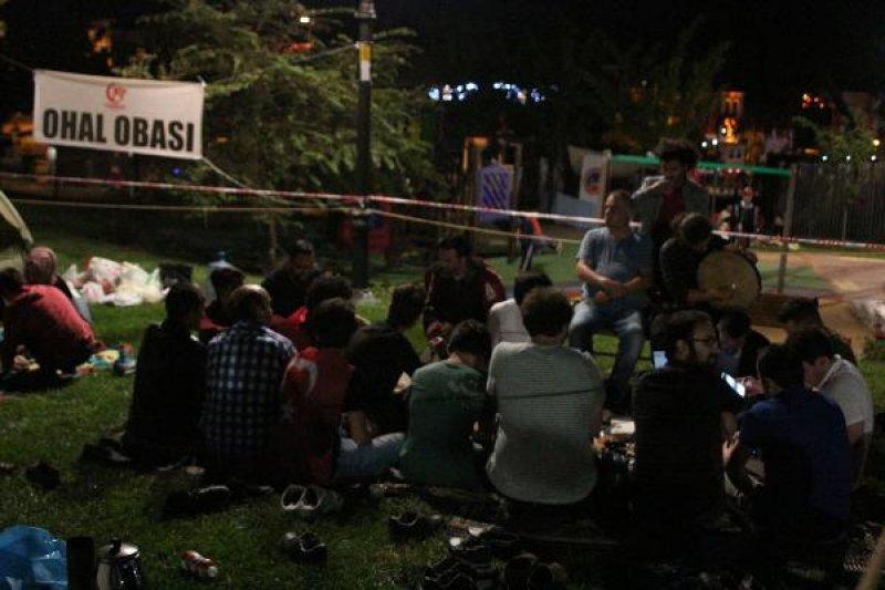 Kısıklı'da demokrasi nöbeti gece de devam etti