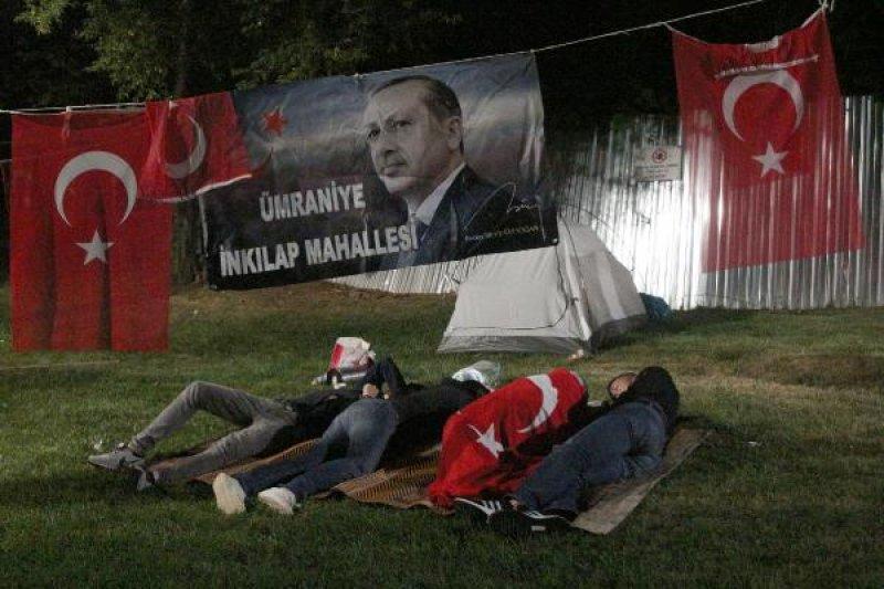 Kısıklı'da demokrasi nöbeti gece de devam etti