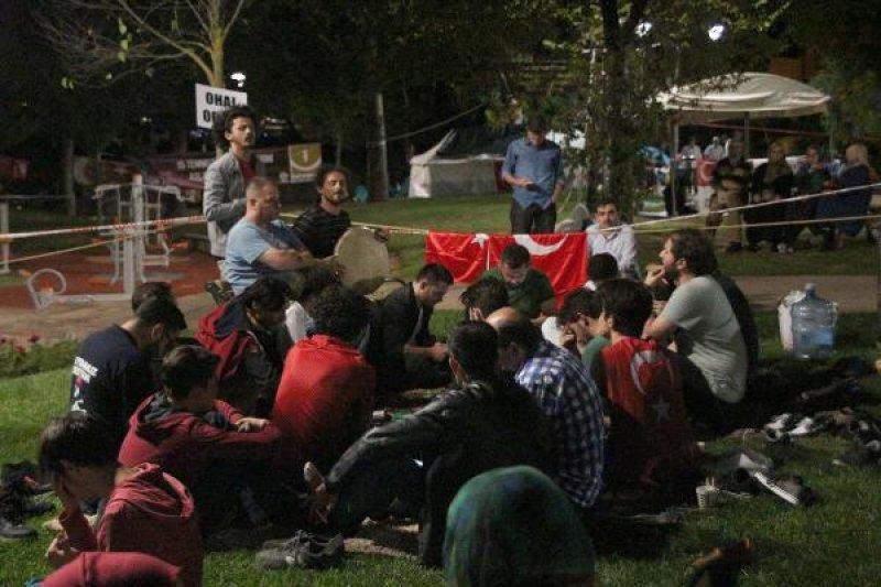 Kısıklı'da demokrasi nöbeti gece de devam etti