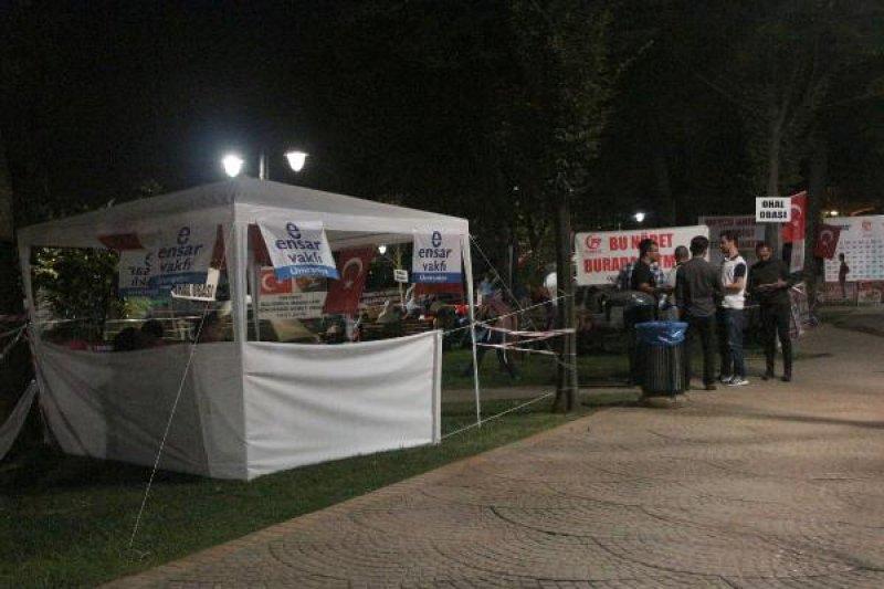 Kısıklı'da demokrasi nöbeti gece de devam etti
