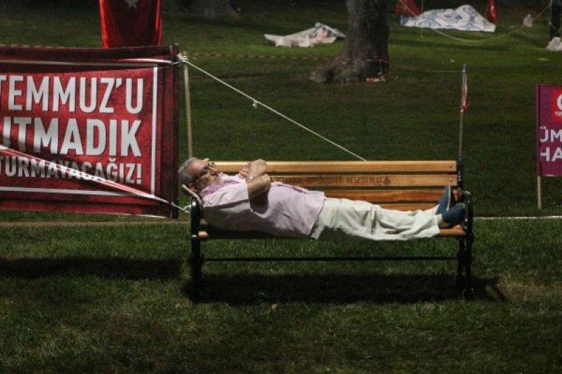 Kısıklı'da demokrasi nöbeti gece de devam etti