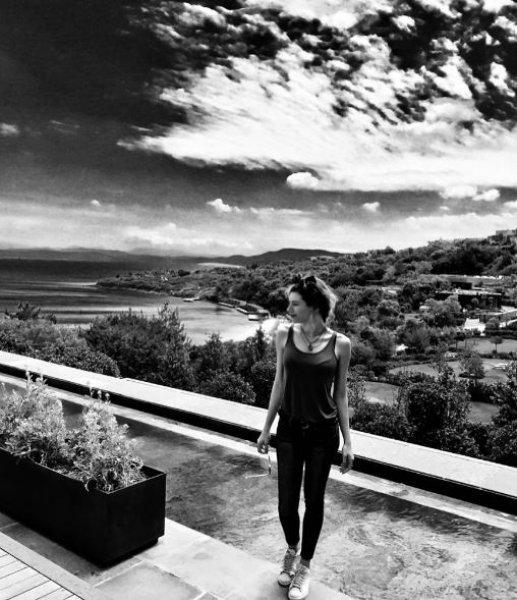 Sinem Kobal'ın ınstagram pozuna beğeni yağmuru