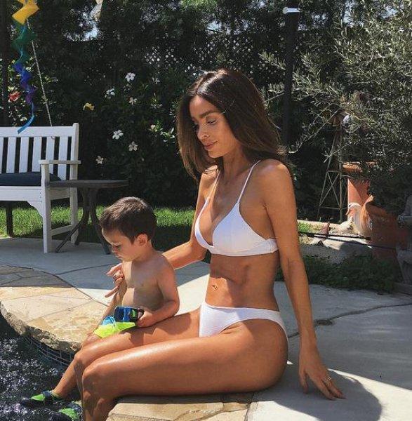 Model Sarah Stage'in hamile olduğuna hayranları inanmadı 