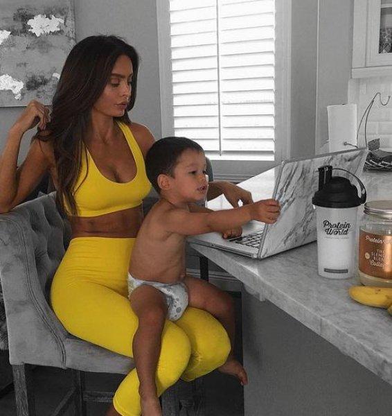 Model Sarah Stage'in hamile olduğuna hayranları inanmadı 