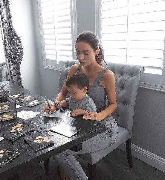 Model Sarah Stage'in hamile olduğuna hayranları inanmadı 