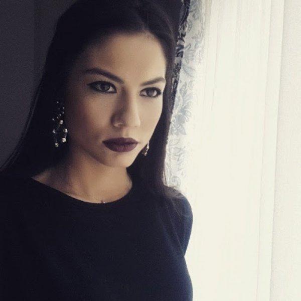 Genç oyuncu Demet Özdemir tatilde 