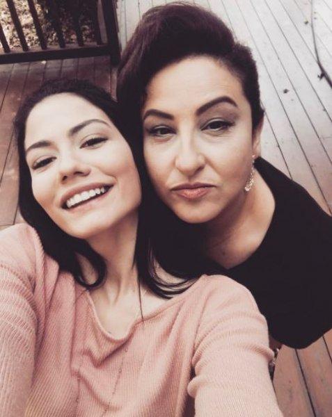 Genç oyuncu Demet Özdemir tatilde 