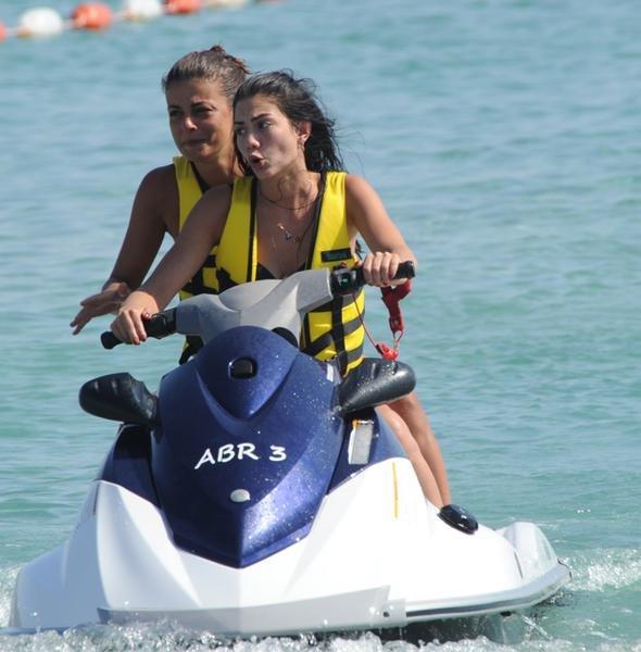 Genç oyuncu Demet Özdemir tatilde 