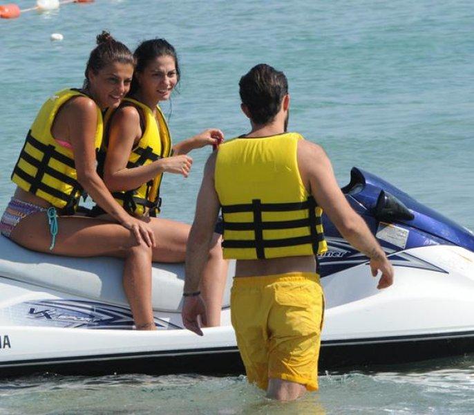 Genç oyuncu Demet Özdemir tatilde 