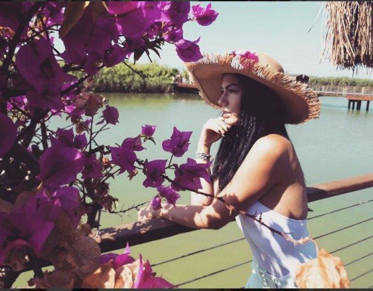 Genç oyuncu Demet Özdemir tatilde 