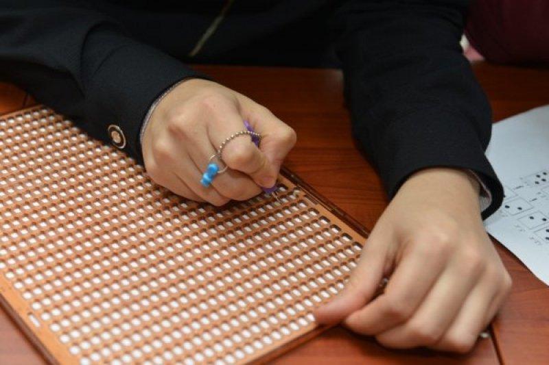 Engellere nokta koyan alfabe: Braille alfabesi