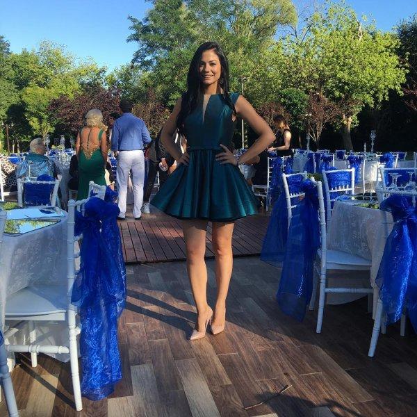 Genç oyuncu Demet Özdemir tatilde 