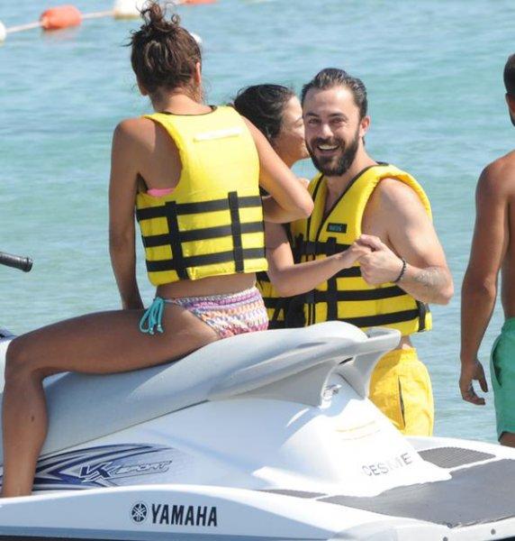 Genç oyuncu Demet Özdemir tatilde 