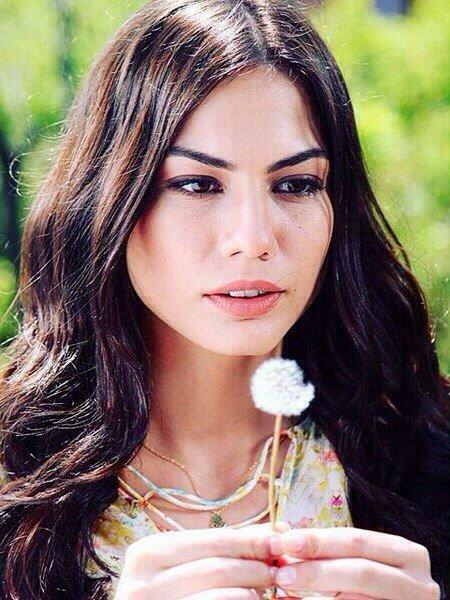 Genç oyuncu Demet Özdemir tatilde 