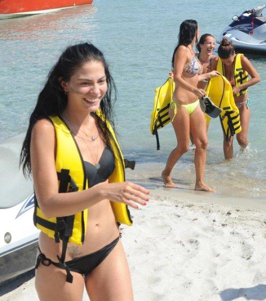 Genç oyuncu Demet Özdemir tatilde 