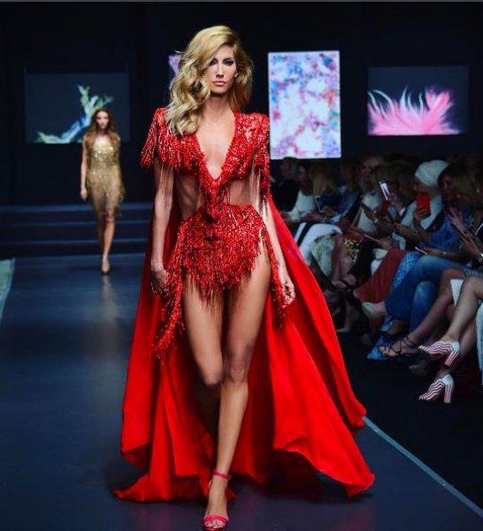 Çağla Şıkel tatilde ilgi odağı oldu 