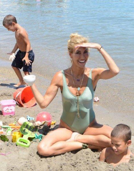 Çağla Şıkel tatilde ilgi odağı oldu 