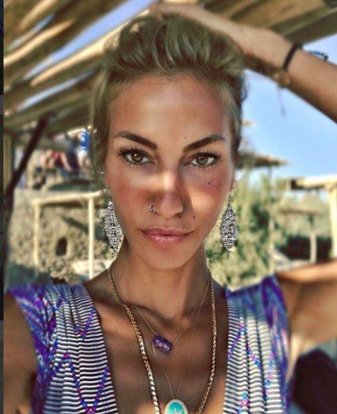 Çağla Şıkel tatilde ilgi odağı oldu 