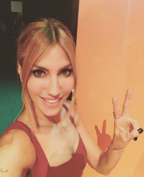 Çağla Şıkel tatilde ilgi odağı oldu 