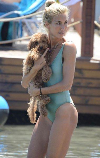 Çağla Şıkel tatilde ilgi odağı oldu 