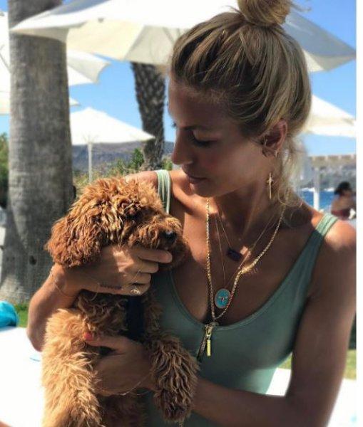 Çağla Şıkel tatilde ilgi odağı oldu 