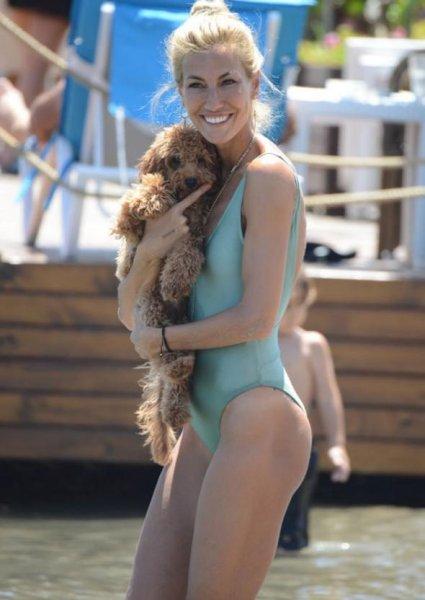 Çağla Şıkel tatilde ilgi odağı oldu 