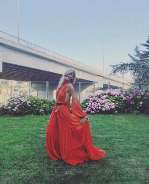 Çağla Şıkel tatilde ilgi odağı oldu 