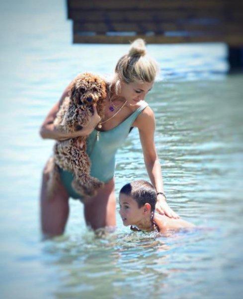 Çağla Şıkel tatilde ilgi odağı oldu 