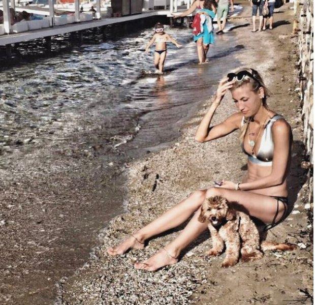 Çağla Şıkel tatilde ilgi odağı oldu 