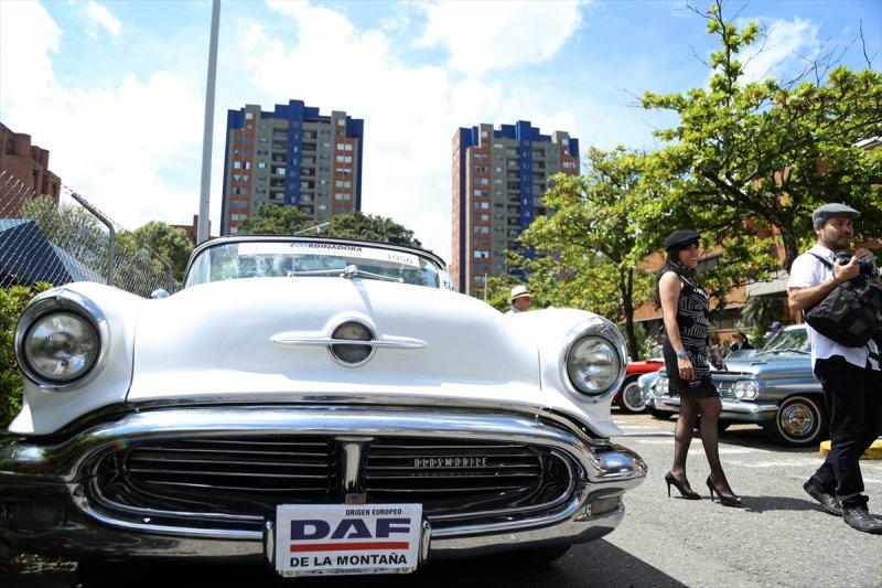 Kolombiya'daki antika araba geçiş töreni büyük ilgi gördü