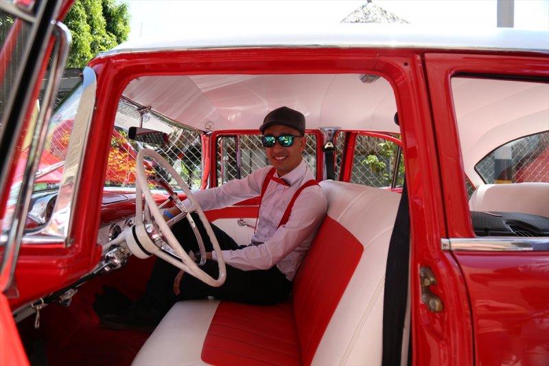 Kolombiya'daki antika araba geçiş töreni büyük ilgi gördü