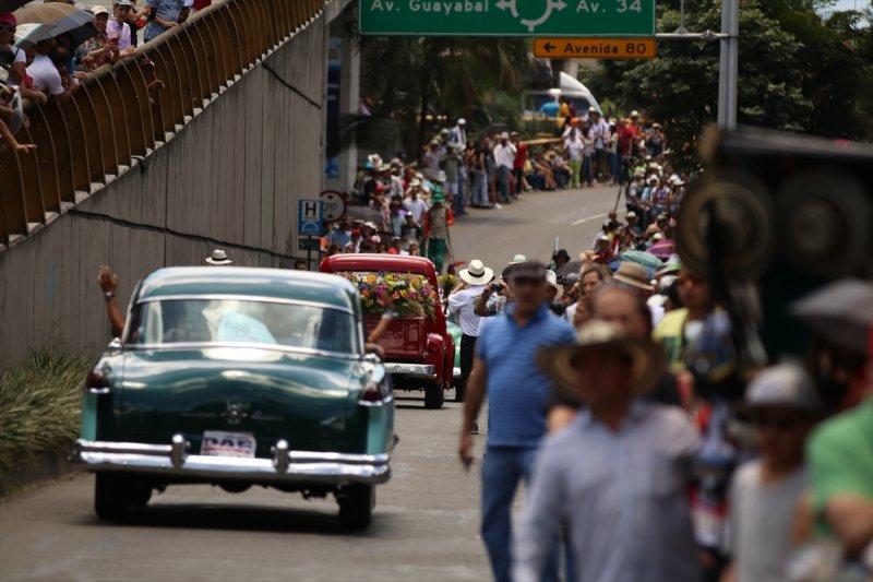 Kolombiya'daki antika araba geçiş töreni büyük ilgi gördü