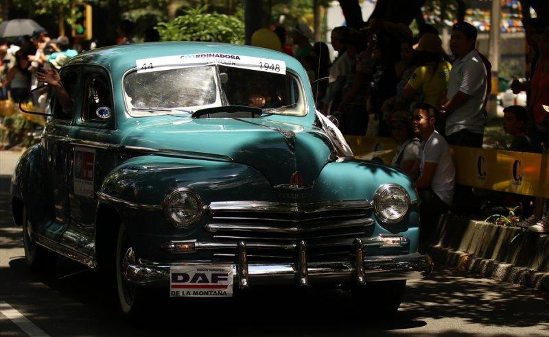 Kolombiya'daki antika araba geçiş töreni büyük ilgi gördü