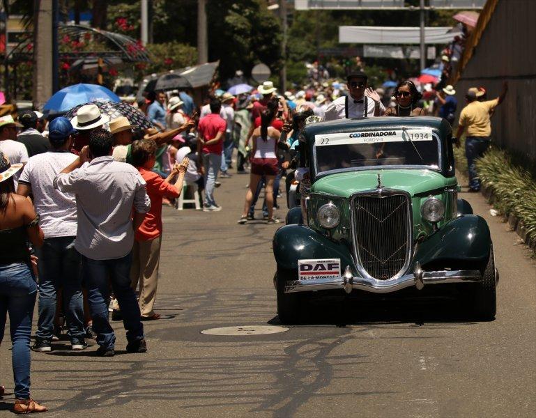 Kolombiya'daki antika araba geçiş töreni büyük ilgi gördü