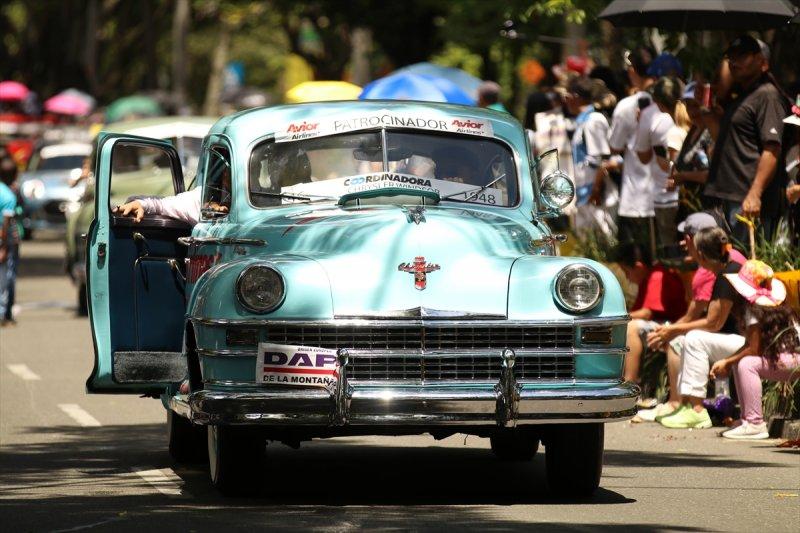 Kolombiya'daki antika araba geçiş töreni büyük ilgi gördü