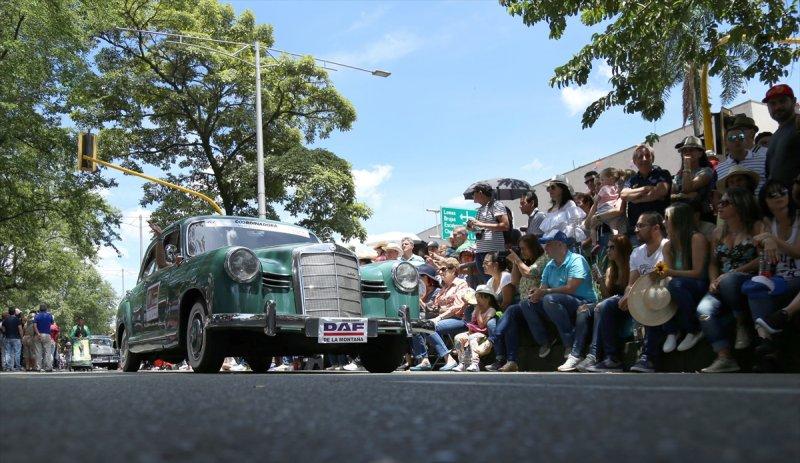 Kolombiya'daki antika araba geçiş töreni büyük ilgi gördü