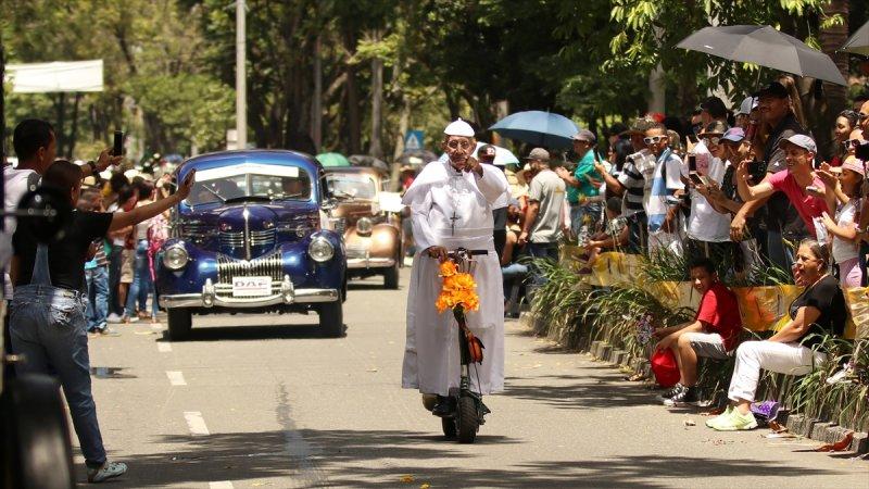 Kolombiya'daki antika araba geçiş töreni büyük ilgi gördü