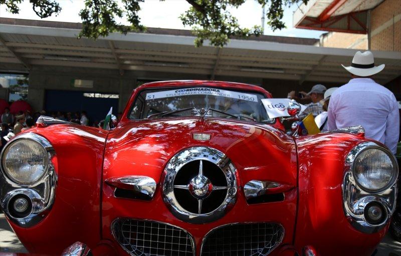 Kolombiya'daki antika araba geçiş töreni büyük ilgi gördü