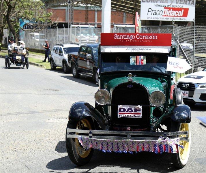 Kolombiya'daki antika araba geçiş töreni büyük ilgi gördü