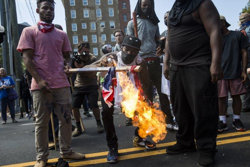 ABD'de ırkçı gösteri sonrası OHAL ilan edildi