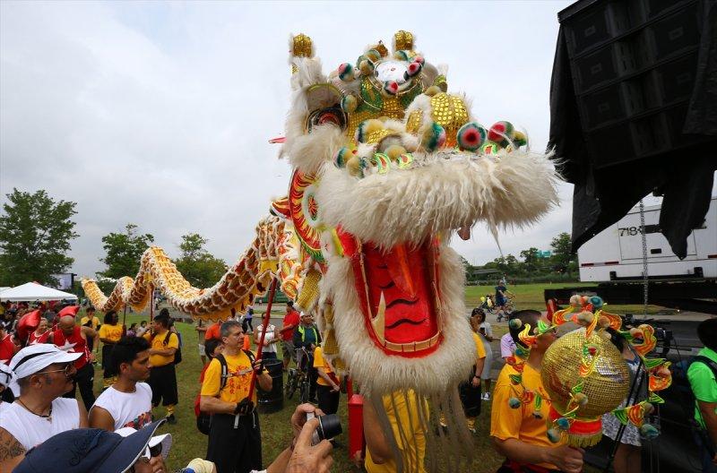 New York'ta ejderhalı tekne festivali coşkusu