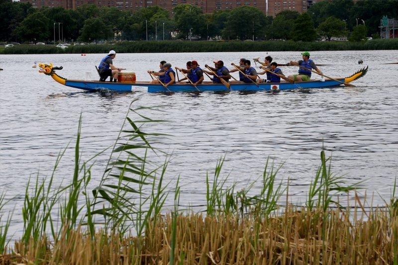 New York'ta ejderhalı tekne festivali coşkusu
