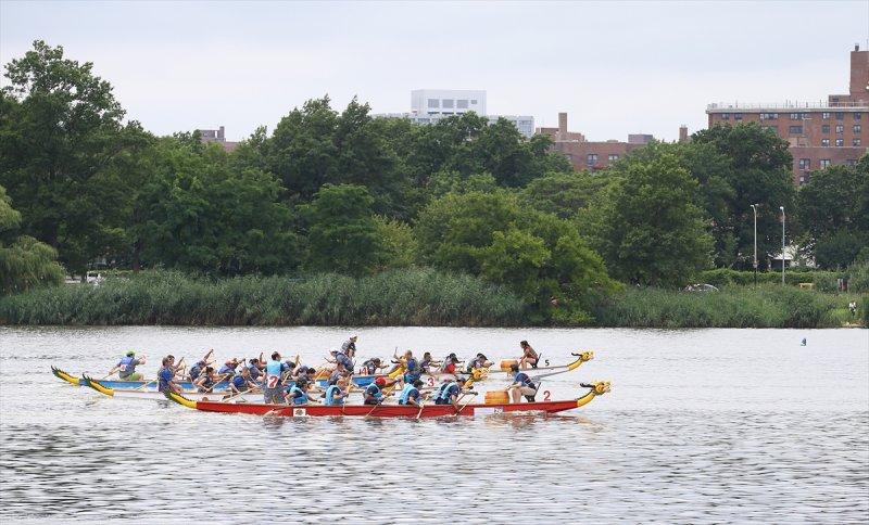 New York'ta ejderhalı tekne festivali coşkusu