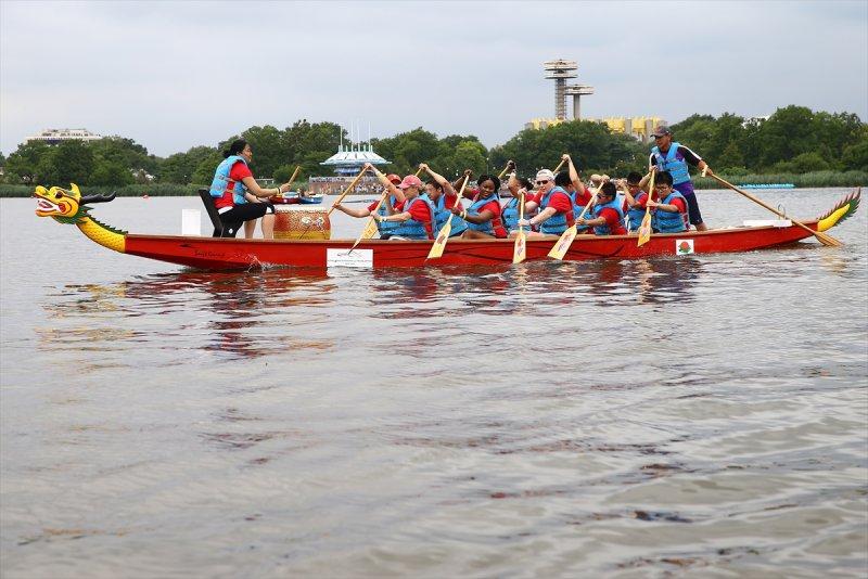 New York'ta ejderhalı tekne festivali coşkusu