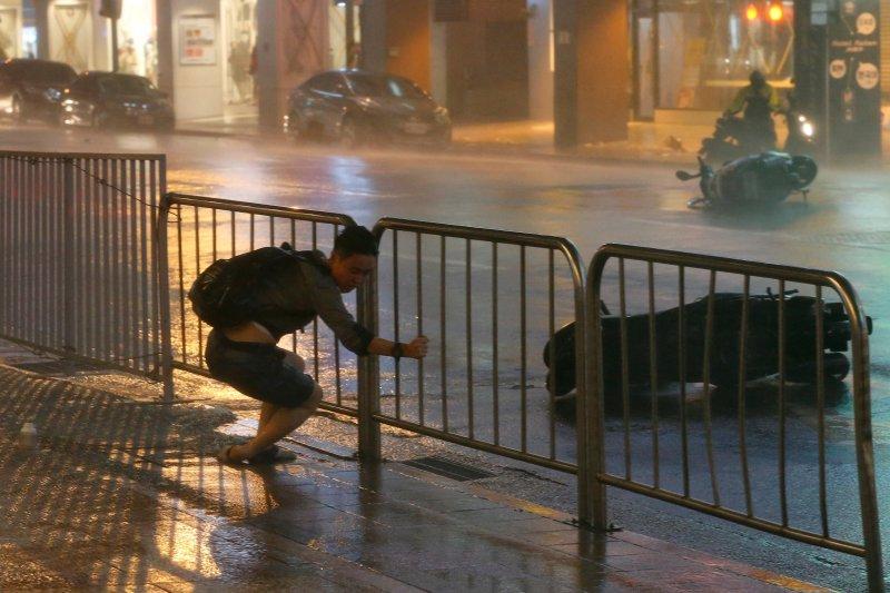 Fırtına Hong Kong'u adeta uçurdu
