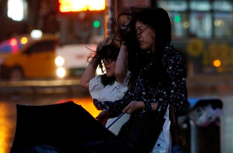 Fırtına Hong Kong'u adeta uçurdu