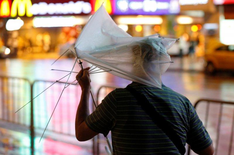 Fırtına Hong Kong'u adeta uçurdu