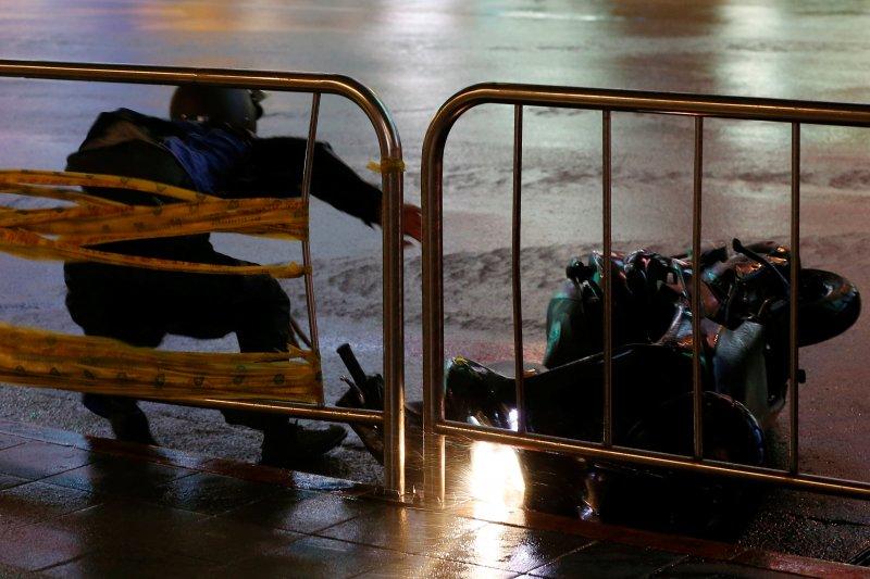 Fırtına Hong Kong'u adeta uçurdu