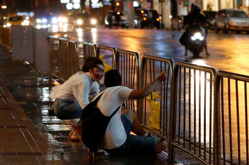 Fırtına Hong Kong'u adeta uçurdu
