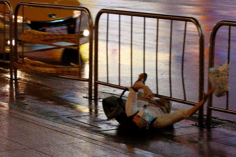 Fırtına Hong Kong'u adeta uçurdu